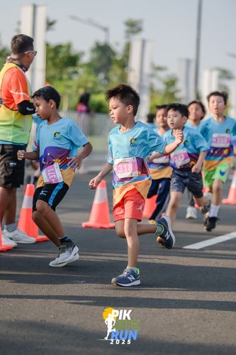 Race photo from PIK NITE RUN 2025