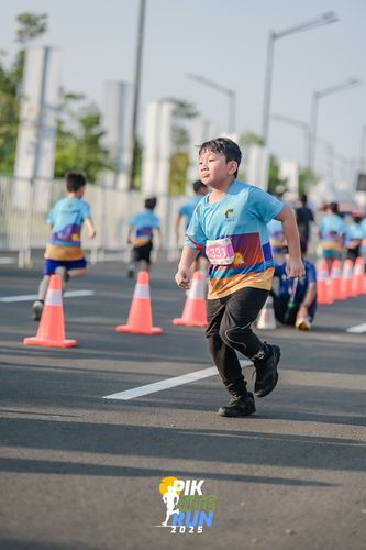 Race photo from PIK NITE RUN 2025