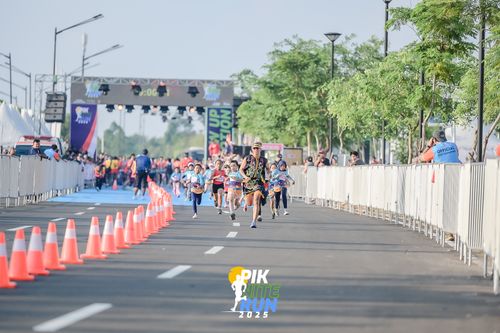 Race photo from PIK NITE RUN 2025