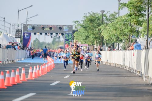 Race photo from PIK NITE RUN 2025