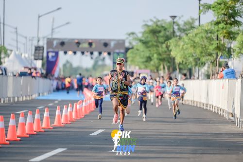 Race photo from PIK NITE RUN 2025