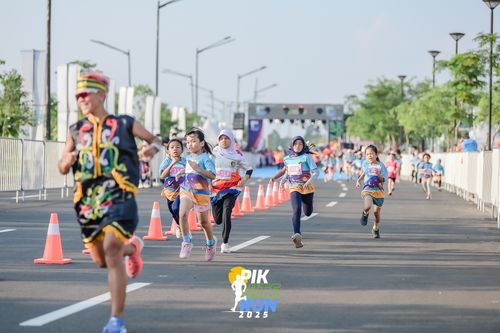 Race photo from PIK NITE RUN 2025
