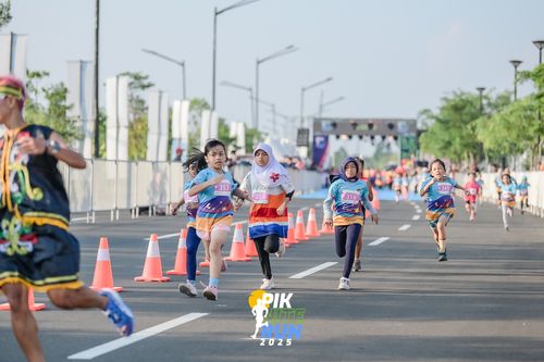Race photo from PIK NITE RUN 2025