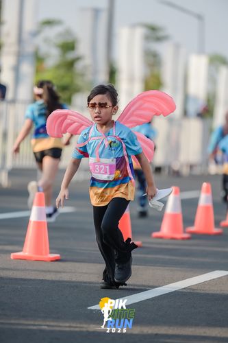 Race photo from PIK NITE RUN 2025