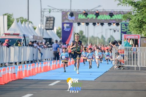 Race photo from PIK NITE RUN 2025