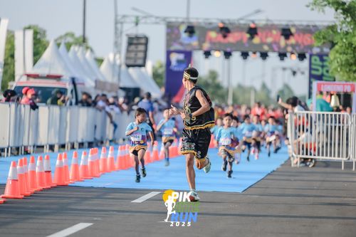 Race photo from PIK NITE RUN 2025