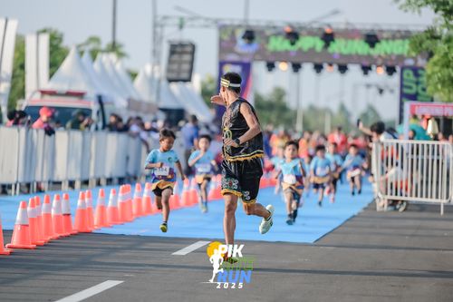 Race photo from PIK NITE RUN 2025