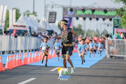 Race photo from PIK NITE RUN 2025