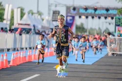 Race photo from PIK NITE RUN 2025