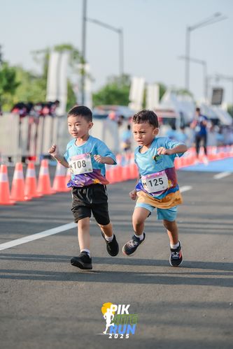 Race photo from PIK NITE RUN 2025
