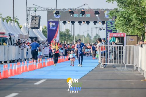 Race photo from PIK NITE RUN 2025