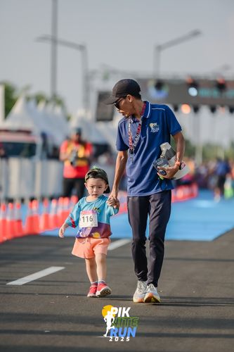 Race photo from PIK NITE RUN 2025