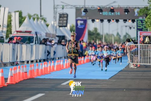Race photo from PIK NITE RUN 2025