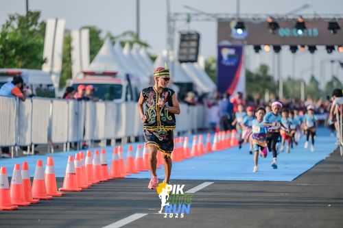 Race photo from PIK NITE RUN 2025