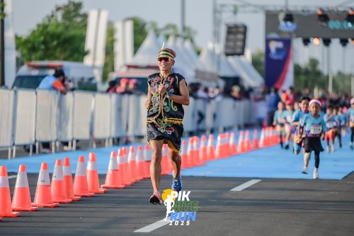 Race photo from PIK NITE RUN 2025