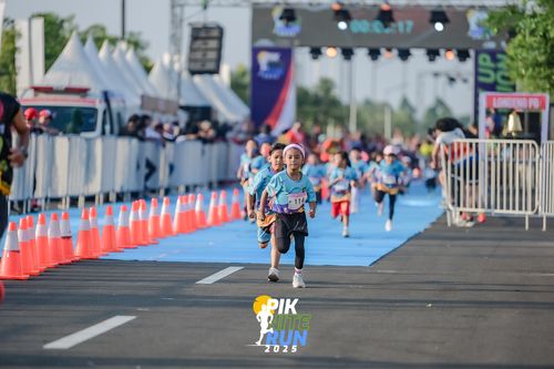 Race photo from PIK NITE RUN 2025