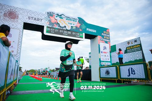 Race photo from Arutmin Borneo Run 2024