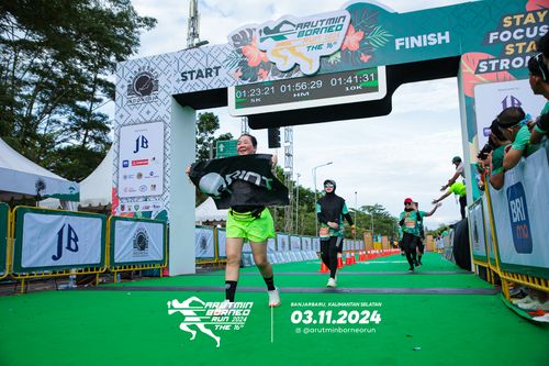 Race photo from Arutmin Borneo Run 2024