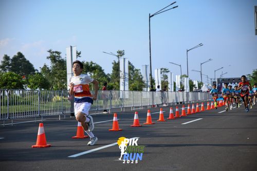 Race photo from PIK NITE RUN 2025