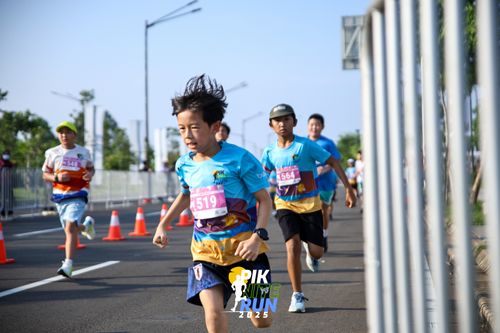 Race photo from PIK NITE RUN 2025