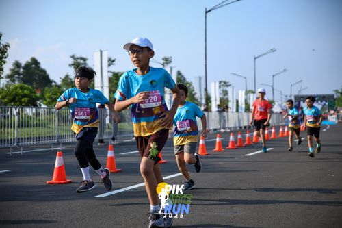 Race photo from PIK NITE RUN 2025