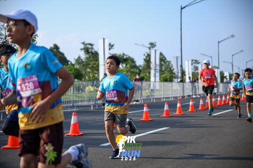 Race photo from PIK NITE RUN 2025