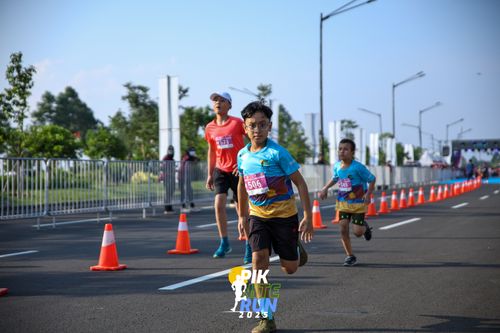 Race photo from PIK NITE RUN 2025