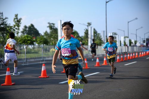 Race photo from PIK NITE RUN 2025