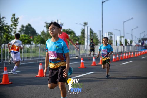 Race photo from PIK NITE RUN 2025