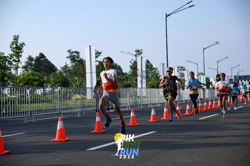 Race photo from PIK NITE RUN 2025
