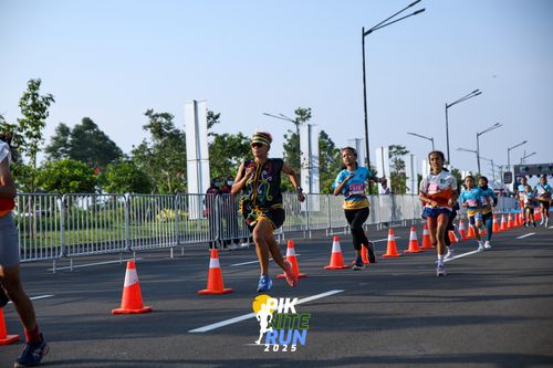 Race photo from PIK NITE RUN 2025