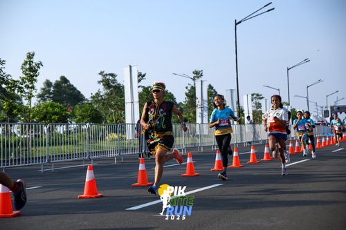 Race photo from PIK NITE RUN 2025