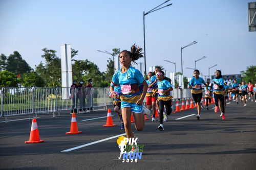 Race photo from PIK NITE RUN 2025