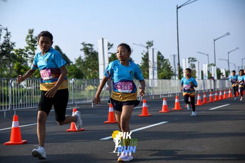 Race photo from PIK NITE RUN 2025