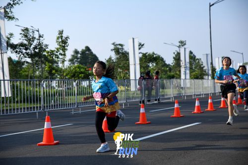 Race photo from PIK NITE RUN 2025