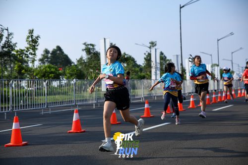 Race photo from PIK NITE RUN 2025