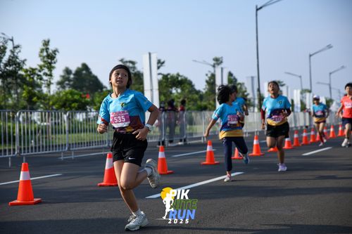 Race photo from PIK NITE RUN 2025