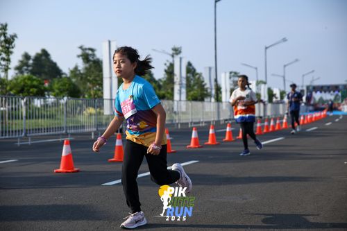 Race photo from PIK NITE RUN 2025