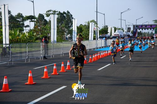 Race photo from PIK NITE RUN 2025