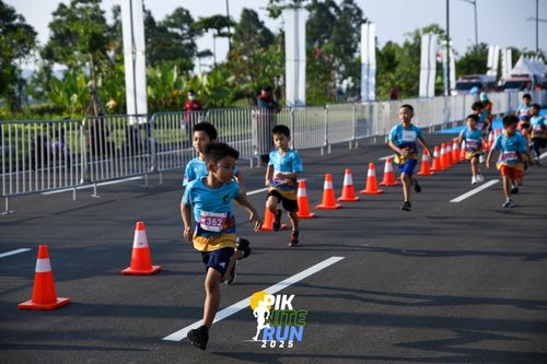 Race photo from PIK NITE RUN 2025