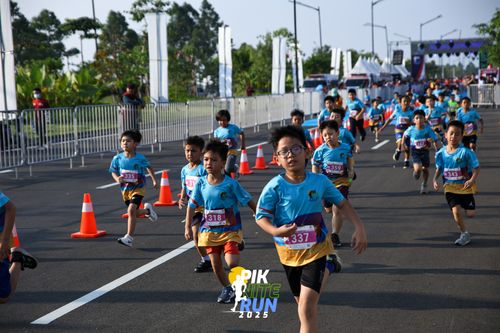 Race photo from PIK NITE RUN 2025