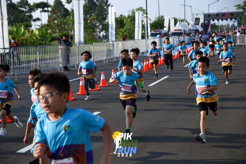 Race photo from PIK NITE RUN 2025