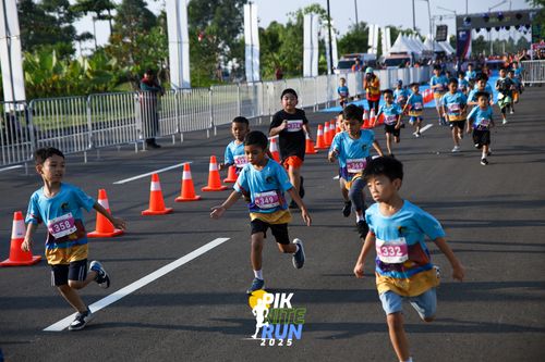 Race photo from PIK NITE RUN 2025