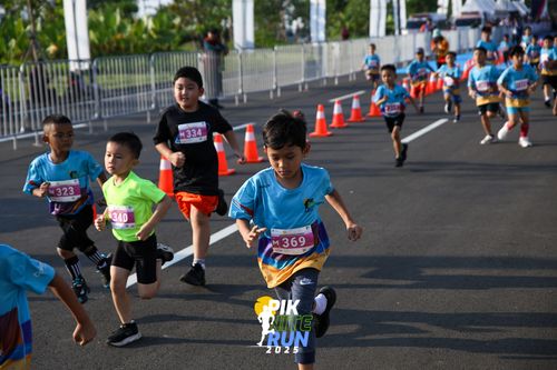Race photo from PIK NITE RUN 2025