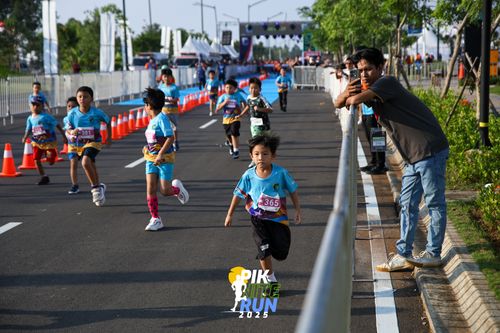 Race photo from PIK NITE RUN 2025