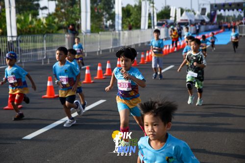 Race photo from PIK NITE RUN 2025
