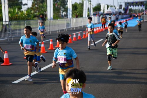 Race photo from PIK NITE RUN 2025