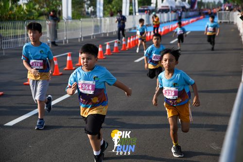 Race photo from PIK NITE RUN 2025
