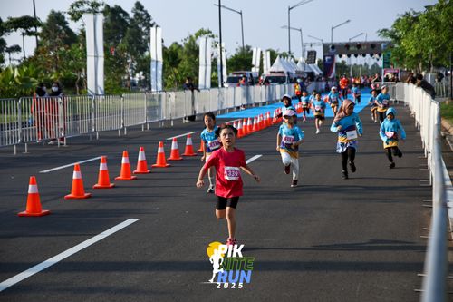 Race photo from PIK NITE RUN 2025