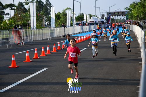 Race photo from PIK NITE RUN 2025